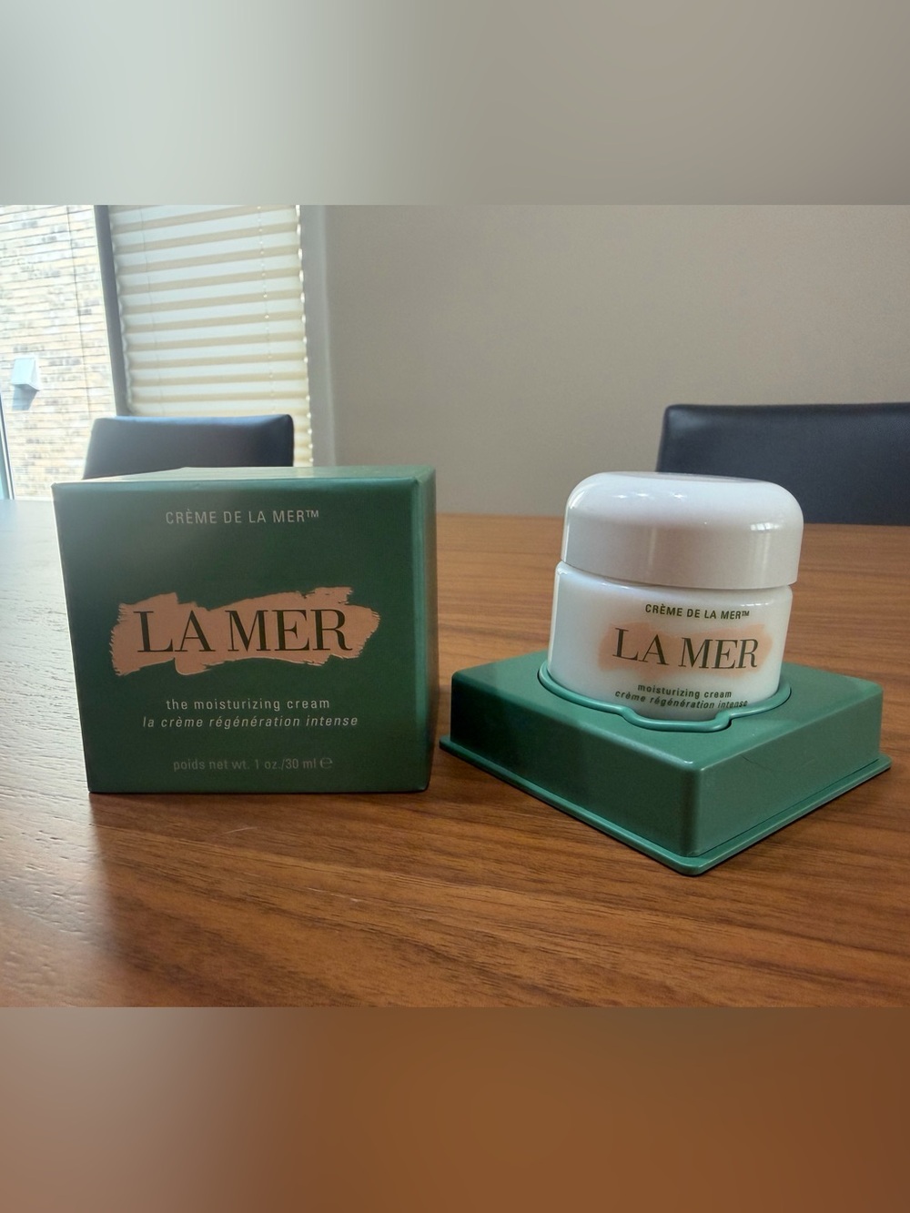 La Mer Moisturizing Cream Box in Green with Gold Logo